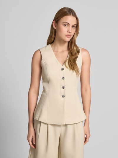 Modelka nosi Weste aus Viskose-Mix mit Knopfleiste Modell 'Esteriane' od MSCH Copenhagen, krój slim fit, jasny beż, widok całej sylwetki z przodu. Szerokość w rozmiarze S: 41 cm, długość tyłu: 61 cm, szerokość ramion: 35 cm.