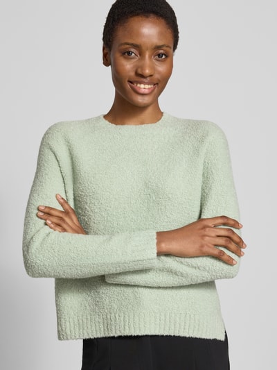 Kobiece model prezentuje Relaxed Fit Pullover aus Woll-Mix model 'Febisana' od BOSS w kolorze jasnozielonym o miękkiej, puszystej teksturze, Nahaufnahme górnej części ciała.