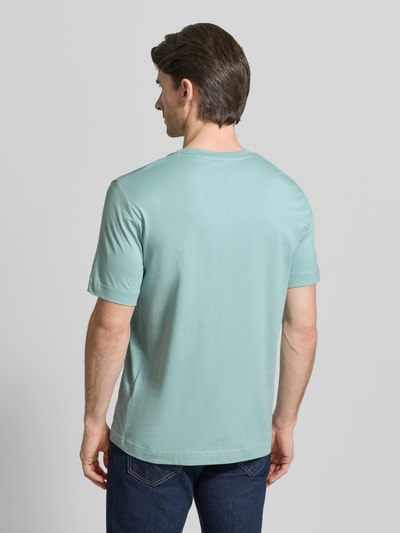 Männermodel trägt Regular Fit T-Shirt aus reiner Baumwolle von Marc O'Polo in Uni-Optik, Jersey-Material, Ganzkörperansicht Rückansicht.