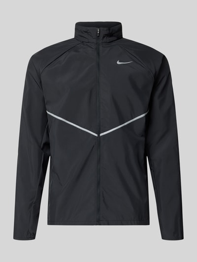 Produktfoto, Regular Fit Jacke mit Stehkragen Modell 'Miler' von NIKE TRAINING in Schwarz mit Logo-Print, Reißverschluss, glatte Textur