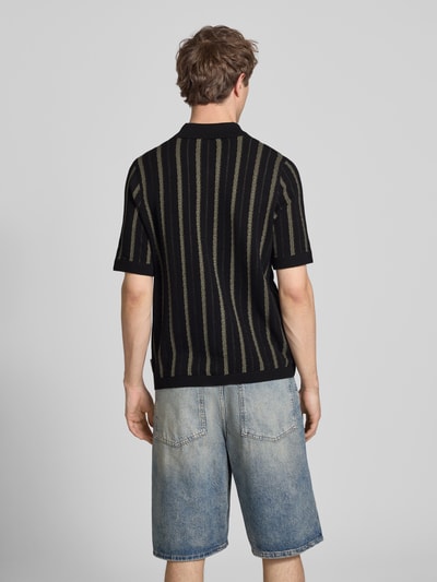 Männermodel trägt Regular Fit Strickjacke aus reiner Baumwolle von Marc O'Polo Denim, gestreift, kurzarm, Strukturstrick, Ganzkörperansicht Rückansicht.