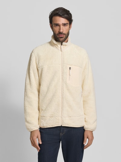 Męski model nosi Sweatjacke aus Teddyfell od Polo Ralph Lauren w kolorze kremowym, prosty krój, zamek, kieszeń na piersi. Całość z przodu.