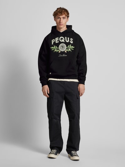 PEQUS Hoodie met label- en motiefprint, model 'Olive Coin Relic' Zwart - 1