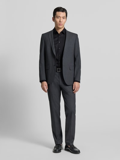 Męski model nosi Regular Fit Business Hemd aus Baumwolle mit Kentkragen od Jake*s, czarny, krój regular fit, bawełna, kent, listwa guzikowa, długość pleców w rozmiarze 39/40: 70 cm, szerokość w rozmiarze 39/40: 47 cm, długość rękawa w rozmiarze 39/40: 64 cm, pełny widok z przodu.