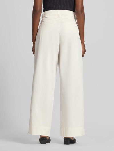 Frauenmodel trägt Wide Leg Chino aus Baumwoll-Mix Modell 'C_Tanjura5-D' von BOSS für BOSS Orange, cremefarben, Ganzkörperansicht Rückansicht.