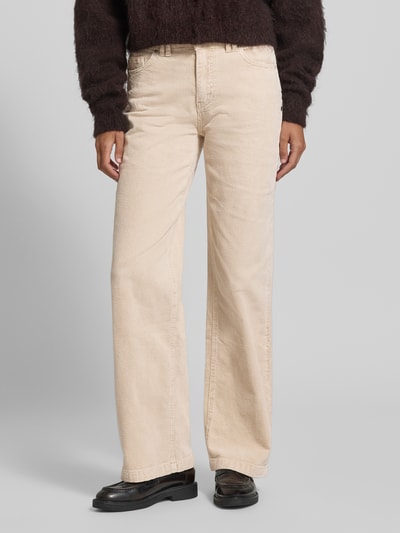 Männermodel trägt Straight Fit Cordhose mit breitem Saumabschluss von BUENA VISTA, kremowy kolor, 5 kieszeni, wysoki stan, krój straight fit, materiał sztruks, całkowity widok z przodu.