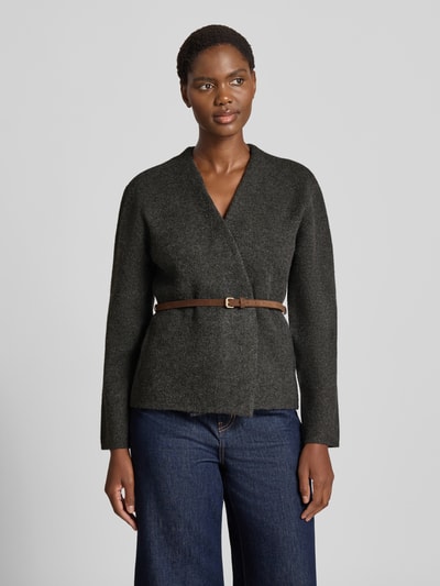 Frauenmodel trägt Regular Fit Strickjacke mit Woll-Anteil von Jake*s Collection in Dunkelgrau, strukturierte Oberfläche, Ganzkörperansicht von vorne.