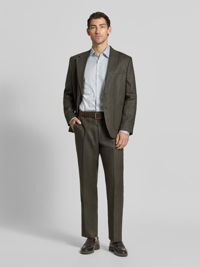 Männermodel trägt Regular Fit Businesshemd aus Baumwoll-Mix Modell 'H-Joe-kent' von BOSS in Hellblau, Ganzkörperansicht von vorne. Herren Businesshemd von BOSS