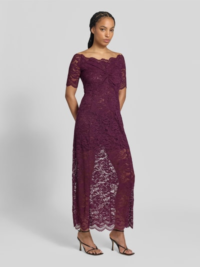 Frauenmodel trägt Maxikleid mit Allover-Spitzenbesatz von Rabanne in dunklem Lila, taillierte Passform, blickdichtes Unterkleid, Ganzkörperansicht von vorne.