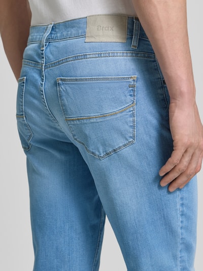 Männermodel trägt Regular Fit Jeans aus Baumwoll-Mix Modell 'CADIZ' von Brax in Denim-Optik mit Label-Patch, 5-Pocket-Design, Detailaufnahme Rückansicht.