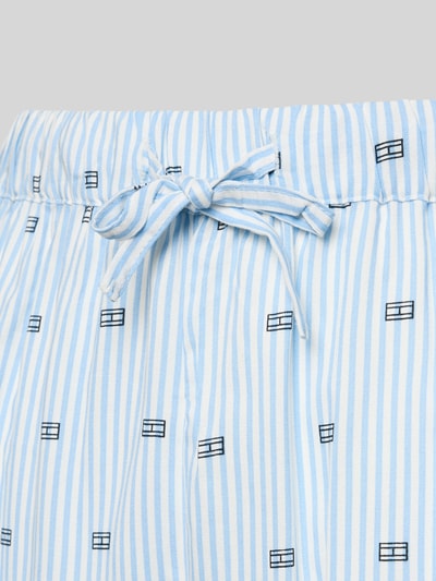 Frauenmodel trägt Comfort Fit Pyjama Shorts aus reiner Viskose von TOMMY HILFIGER, Optik: Allover-Muster, gestreift, Logo-Stitching, Tunnelzug, Bundabschluss elastisch, Materialverarbeitung: Popeline, Material: reine Viskose, Nahaufnahme Oberkörper.