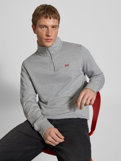 Männermodel trägt Troyer mit Label-Patch und Troyer-Kragen von Levi's®, Reine Baumwolle, Gerader-Schnitt, Nahaufnahme Oberkörper.