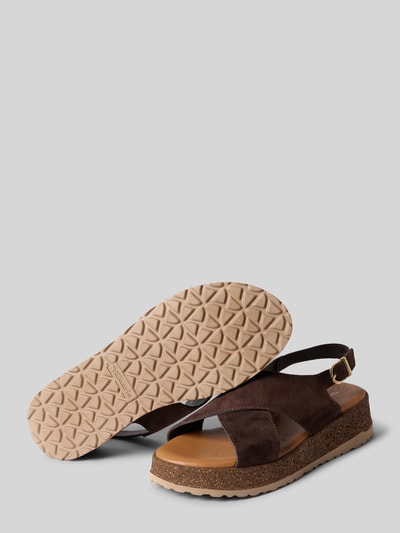 Produktfoto, Sandaletten aus echtem Leder Modell 'CHUNKY SUEDE SANDALE' von Tamaris, brązowy zamsz, beżowa profilowana podeszwa, zaokrąglony nosek, pasek z klamrą, detal z logo, krótka tekstura weluru