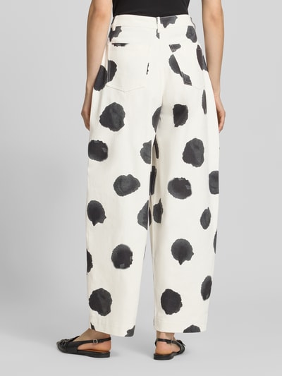 Frauenmodel trägt Barrel Fit Jeans im Allover-Look Modell 'YARA' von Topshop, Weiß mit schwarzen Flecken, Ganzkörperansicht Rückansicht. Damen Jeans Barrel Fit, High Waist, Bundweite 34 cm, Innenbeinlänge 75 cm.