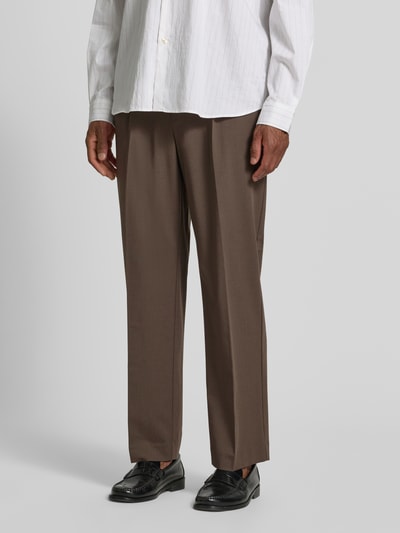Mannenmodel draagt Straight Fit broek met viscose van MCNEAL, elastische materiaalmix, bandplooien, achterzakken, knoop- en ritssluiting, bandwijdte maat M 41 cm, binnenbeenlengte maat M 75 cm, geheel aanzicht voorkant.