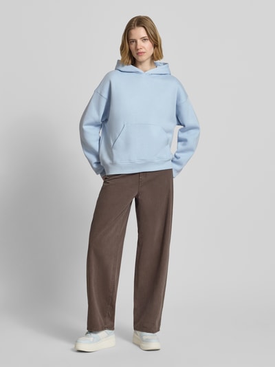 Gina Tricot bluza z kapturem w kroju regular fit z kieszenią kangurka model 'Iconic' Jasnoniebieski 1