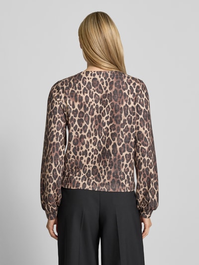 Vrouwenmodel draagt Sweatjacke im Allover-Look mit Rundhalsausschnitt van monari, regular fit, viscosemix, knopenlijst, pantermotief, Ganzkörperansicht Rückansicht.