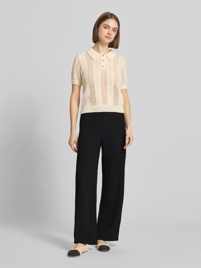 Frauenmodel trägt Straight Leg Hose in Strukturoptik Modell 'ILSE' von Only in Optik: Unifarben, Mid Waist, Elastisch, Crinkle Materialverarbeitung, Ganzkörperansicht von vorne.
