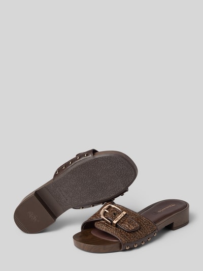 Produktfoto, Pantoletten mit Bast-Optik-Applikation von Tamaris in Braun mit Blockabsatz, Label-Prägung, Nieten, Leder-Innensohle, Sohle leicht strukturiert, Schuhspitze abgerundet, Offen, Klettverschluss, Schlupf/offen