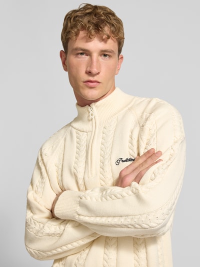 Männermodel trägt Regular Fit Strickpullover aus reiner Baumwolle mit Zopfmuster von PROHIBITED in Creme, Nahaufnahme Oberkörper.