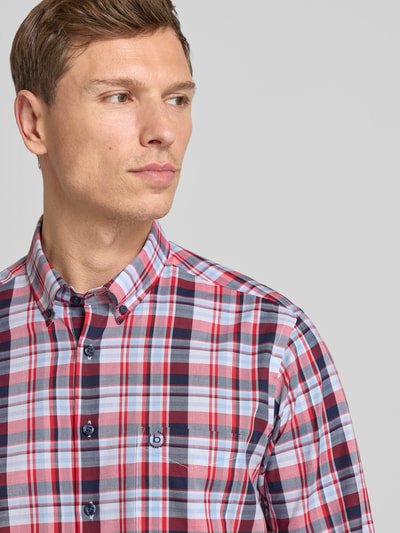 Mannmodel draagt Vrijetijdsoverhemd met knoopsluiting van Bugatti in rood-blauwe ruit, puur katoen, regular fit, borstzak, labelstitching, nahaufnahme bovenlichaam.