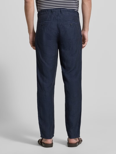 Männermodel trägt Straight Fit Leinenhose mit Tunnelzug van Brax, donkerblauw, unilook, rechte pasvorm, tunnelkoord, puur linnen, volledig zicht van achteren