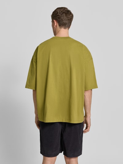 Männermodel trägt Herren T-Shirt mit Logo-Print Modell 'GIXY' von American Vintage aus Reine Baumwolle, Loose-Fit, Rückansicht Ganzkörperansicht.