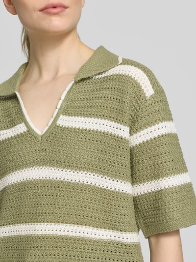 Frauenmodel trägt Regular Fit Poloshirt aus Baumwoll-Mix von s.Oliver RED LABEL mit grün-weißen Streifen, Strickstruktur, Nahaufnahme Oberkörper.