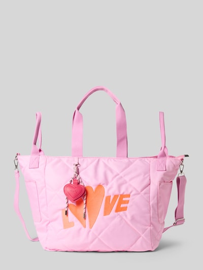 Produktfoto, Shopper mit Stitching Modell 'Love' von miss goodlife, różowy materiał pikowany, haft, uchwyty, odpinany pasek na ramię, szerokość w rozmiarze 33 cm, długość 59 cm, głębokość 22 cm, długość paska 58 cm