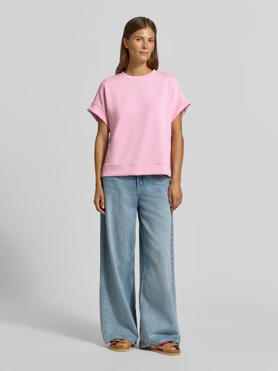 Frauenmodel trägt T-Shirt mit elastischen Abschlüssen von Rich & Royal in Rosa, Relaxed Fit, Modal-Mix, Ganzkörperansicht von vorne.