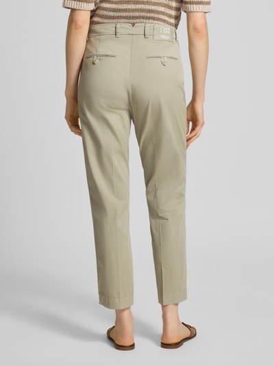 Frauenmodel trägt Hose mit Gesäßtaschen Modell 'KIANA' von Cambio aus Baumwoll-Elasthan-Mix, Verkürzte Passform, Ganzkörperansicht Rückansicht.