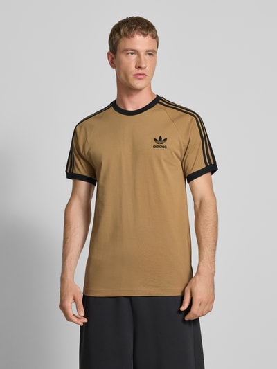 adidas Originals T-shirt z wyhaftowanym logo i okrągłym dekoltem Średniobrązowy 4