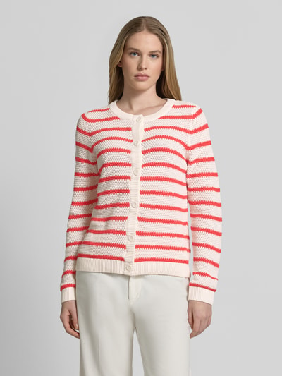 Frauenmodel trägt Strickjacke mit Rundhalsausschnitt Modell 'DALO' von Vila aus Reine Baumwolle, Regular-Fit, rot-weiß gestreift, Knopfleiste, Ganzkörperansicht von vorne.