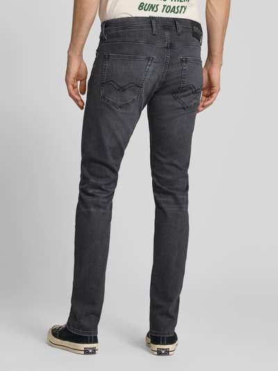 Mężczyzna nosi Slim Fit Jeans im 5-Pocket-Design model 'Grover' od Replay, mieszanka bawełny z dodatkiem streczu, dopasowany krój, szara struktura, zapięcie na guzik i zamek błyskawiczny, szerokość w rozmiarze 32/32: 43 cm, długość wewnętrzna nogawki: 83 cm, widok całej sylwetki z tyłu.
