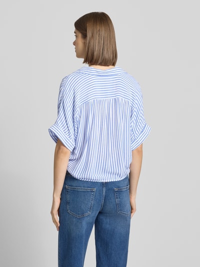 Frauenmodel trägt Regular Fit Hemdbluse aus reiner Viskose Modell 'PAULA' von Only, gestreift, mehrfarbig, Rückenpasse, Ganzkörperansicht Rückansicht.