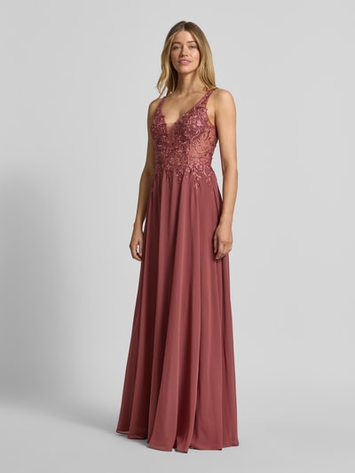 Frauenmodel trägt Abendkleid mit Spitze und Strasssteinbesatz von Luxuar in Bordeaux, A-Linie, Maxikleid, Nahaufnahme Ganzkörperansicht von vorne.