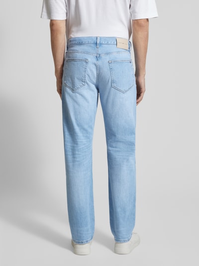 Männermodel trägt Slim Straight Fit Jeans aus Baumwoll-Mix von Tommy Hilfiger in hellem Denim mit Label Patch und 5-Pocket-Design, Ganzkörperansicht Rückansicht.