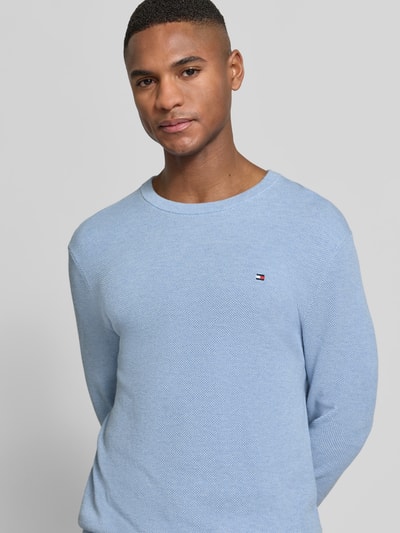 Männermodel trägt Regular Fit Gebreide pullover uit puur katoen van Tommy Hilfiger, effen kleur, gebreide look, logodetail, ronde hals, lange mouw, rompzoom geribd, Ganzkörperansicht von vorne.