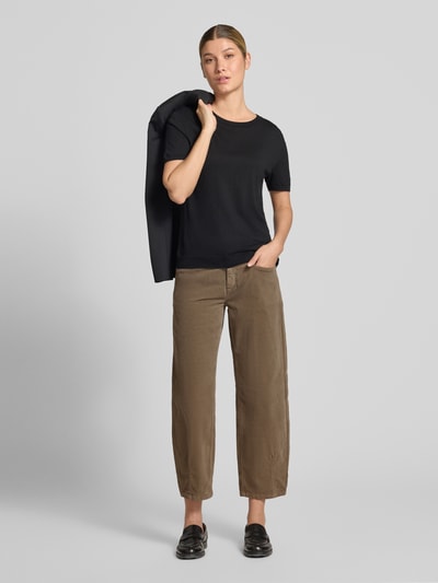 Vrouwenmodel draagt Barrel Fit corduroy broek uit pure katoen model 'ELIN' van CAMBIO in bruin, rechte vormen, gladde textuur, Ganzkörperansicht van voren. Dames corduroy broek.