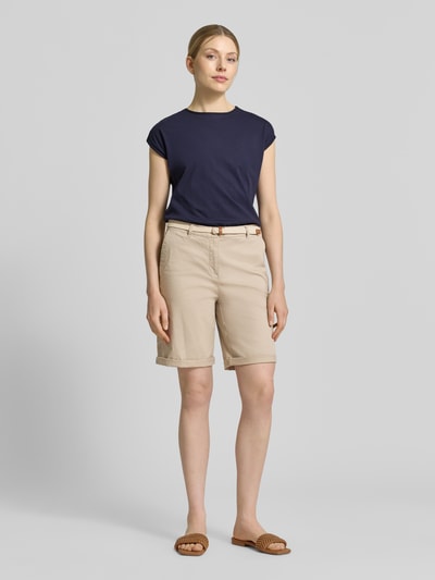 Frauenmodel trägt Chino-Bermudas mit Gürtel von Christian Berg Woman in Beige, reine Baumwolle, Regular Fit, Umschlag, Ganzkörperansicht von vorne.