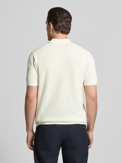 Männermodel trägt Slim Fit Poloshirt mit Strukturmuster Modell 'Johan' von Christian Berg Men, reine Baumwolle, kurzärmelig, Ganzkörperansicht Rückansicht.
