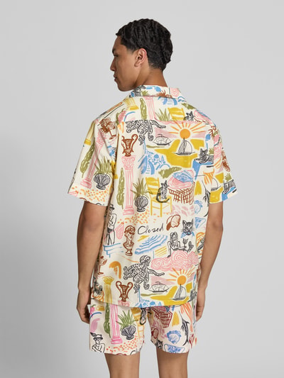 Männermodel trägt Freizeithemd mit Allover-Motiv-Print von Closed in bunten Farben, Reine Baumwolle, Regular-Fit, Kurzärmelig, Ganzkörperansicht Rückansicht.