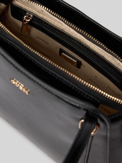 Produktfoto, schwarze Schultertasche in Leder-Optik, goldene Reißverschlüsse, Logo-Detail, Innenfutter beige, Shoulder Bag in Leder-Optik Modell 'Xena' von GUESS, Hauptfach mit Reißverschluss, schmale Schulterriemen, Maße 19x17x10 cm, Schulterriemen 62 cm.