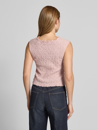 Frauenmodel trägt Top mit Strukturmuster und Rundhalsausschnitt von Jake*s Collection aus Baumwoll-Mix mit Stretch-Anteil, Slim-Fit, rosa Farbe, Rückenlänge bei Größe S 47 cm, Ganzkörperansicht Rückansicht.