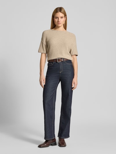 Frauenmodel trägt Boxy Fit Pullover aus Baumwoll-Mix-Frottee von Marc O'Polo, Optik: Unifarben, Passform: Boxy-Fit, Ganzkörperansicht von vorne
