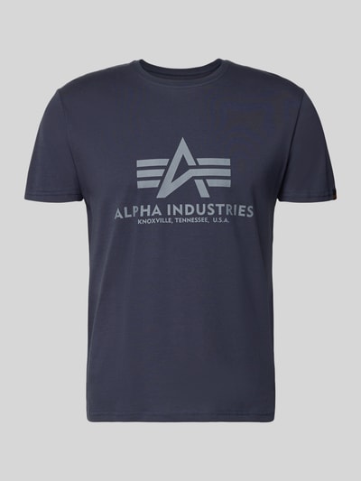 Produktfoto, T-Shirt mit Label-Detail Modell 'BASIC' von Alpha Industries aus Reine Baumwolle, Gerader-Schnitt, Rundhalsausschnitt, Herren T-Shirt, Rückenlänge 69 cm bei Größe M, dunkle Farbe, glatte Textur