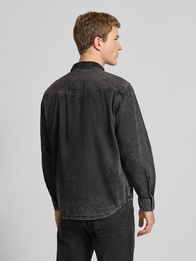 Männermodel trägt Relaxed Fit Jeanshemd mit Brusttaschen Modell 'WESTERN' von Levi's®, schwarz, Reine Baumwolle, Ganzkörperansicht Rückansicht.