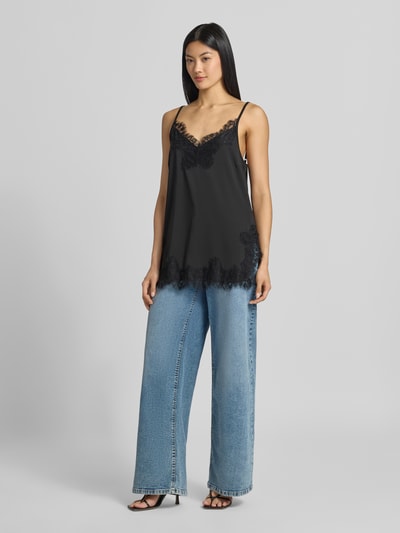 Frauenmodel trägt Top mit Spitzenbesatz Modell 'BICCO' von FREE/QUENT, schwarz, Relaxed Fit, Spaghettiträger, Ganzkörperansicht von vorne.