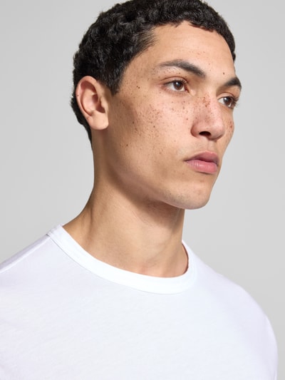 Männermodel trägt Regular Fit T-Shirt aus reiner Baumwolle von Officine Générale, weiß, Rundhalsausschnitt, Nahaufnahme Oberkörper. Herren T-Shirt, Regular-Fit, Kurzärmelig, Rückenlänge bei Größe M: 68 cm.