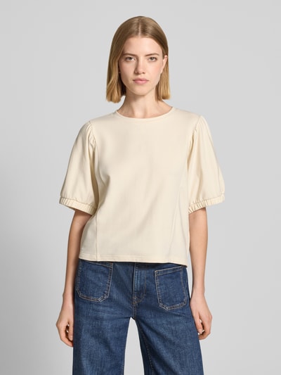 Frauenmodel trägt Relaxed Fit Sweatshirt mit Rundhalsausschnitt Modell 'Aurati' von Drykorn aus elastischem Baumwoll-Mix, Halbarm, elastische Ärmelabschlüsse, cremefarben, schlichte Struktur, Ganzkörperansicht von vorne.